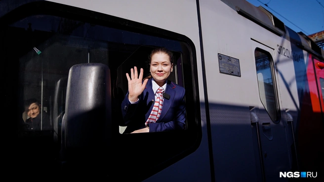 В задачи Ярославы входит контроль работы систем, наблюдение за путями, посадкой и высадкой пассажиров и соблюдение графика  | Источник: Антон Дигаев / NGS.RU