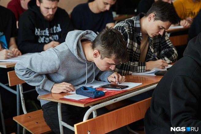 В Самарской области в 2025 году более 12 тысяч выпускников сдавали ЕГЭ | Источник: Александр Ощепков / NGS.RU