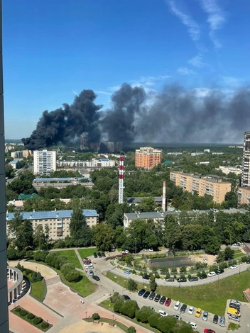 В подмосковном Пушкино горит крыша дома на площади 500 «квадратов». В небо поднимается столб черного дыма | Источник: MSK1.RU|Pushkino_official / Telegram