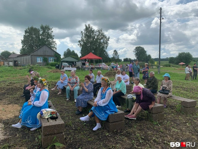 Зрители сидят на лавочках под открытым небом | Источник: Наталия Главатских / 59.RU