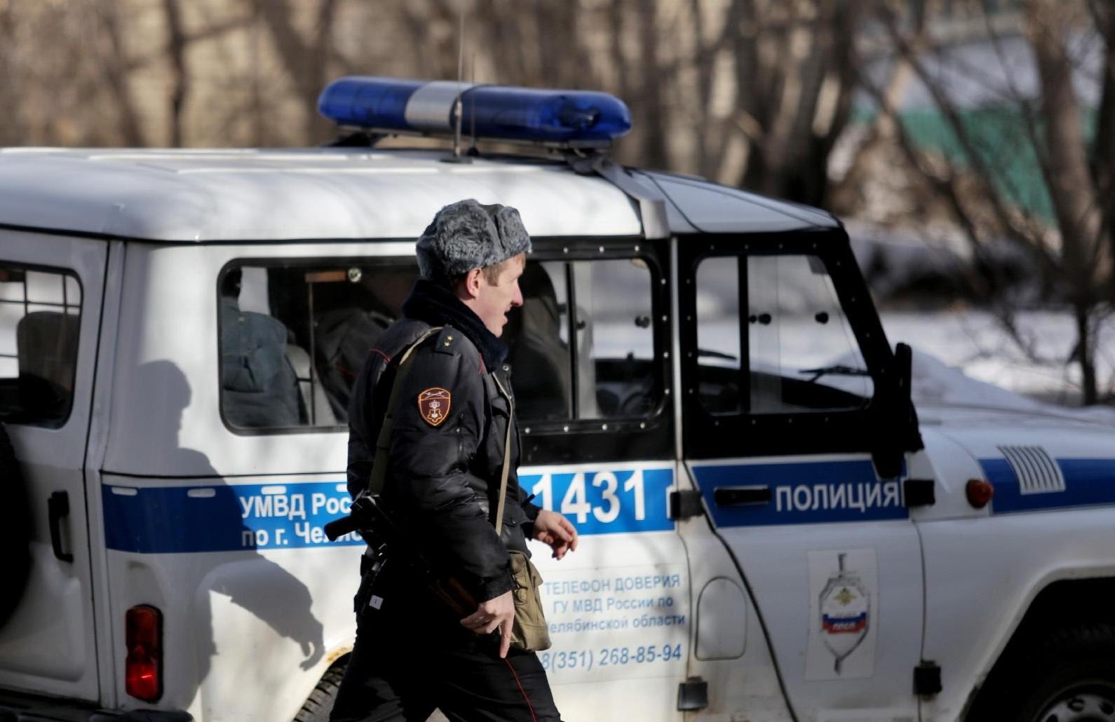 Вооружился трубой и пришел в детский сад. В Тюмени задержали агрессивного мужчину — видео