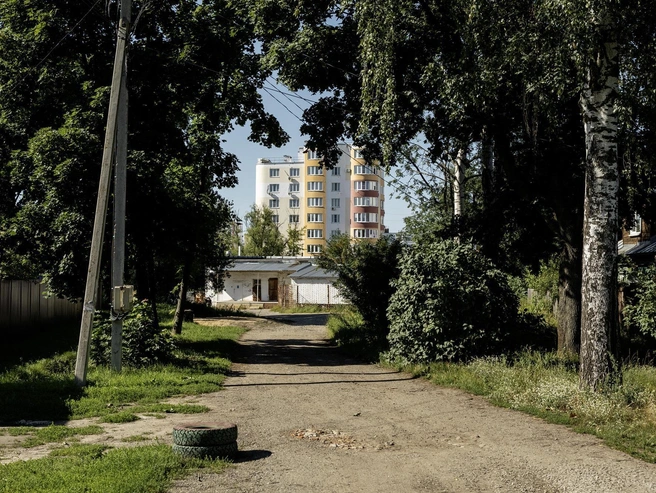 Из многих мест поселка видны новые жилые комплексы Красноперекопского района. | Источник: Александр Куренной / 76.RU