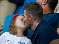 Дэвид Бекхэм, несмотря на неодобрение общественности, продолжает у всех на виду целовать свою 7-летнюю дочь в губы