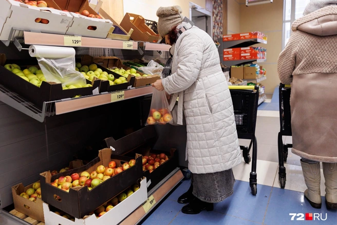 Переход на более дешевые продукты — признак падающих доходов, отмечают экономисты | Источник: Ирина Шарова / 72.RU