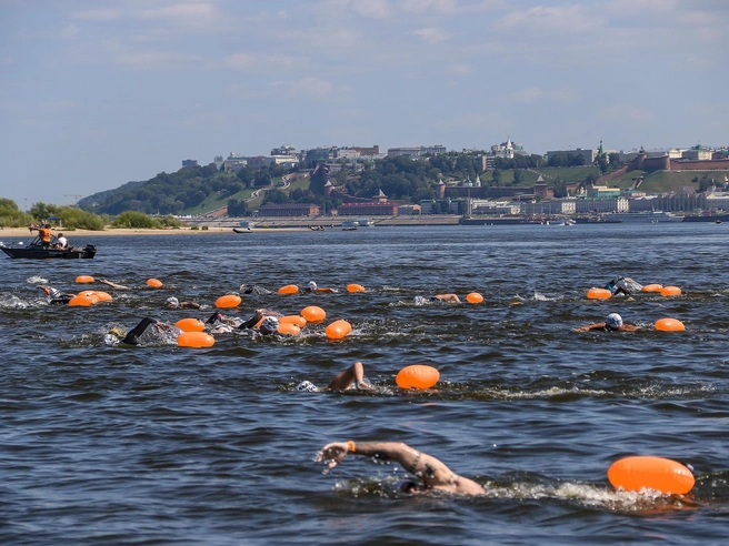 Участники юбилейного заплыва X-WATERS Волга в Нижнем Новгороде | Источник: Наталья Бурухина / NN.RU