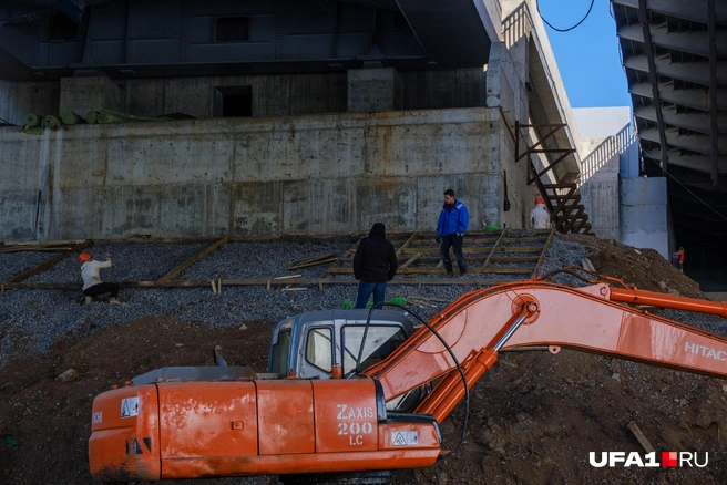 Под арочным мостом еще предстоит доделать бетонную кладку | Источник: Булат Салихов / UFA1.RU