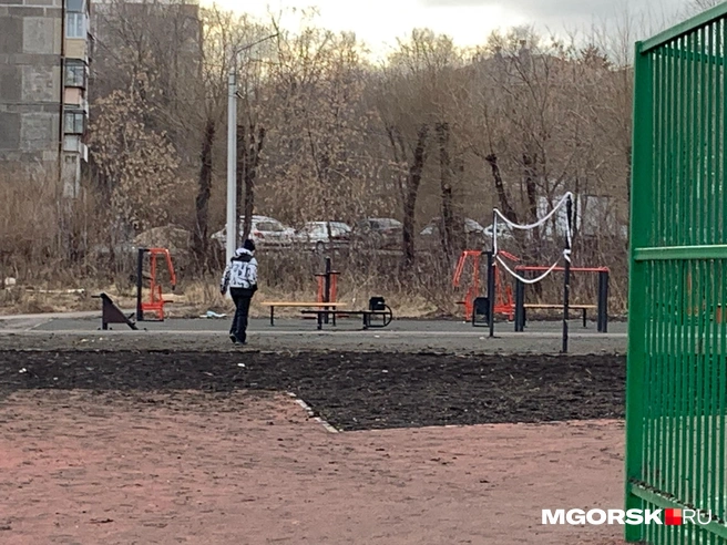 Молодежь ленится обходить площадку и срезает путь  | Источник: Анна Лялькова / MGORSK.RU