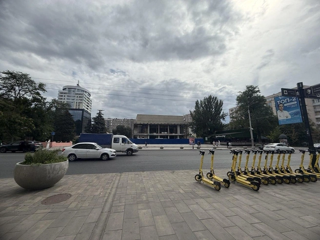 Если нужно с Университетского попасть на противоположную сторону Большой Садовой, то в 160 метрах есть светофор. Ближе пока делать не будут | Источник: Марина Рыбалкина / 161.RU
