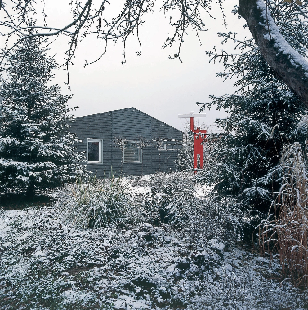 Скульптура во дворе — часть проходившей в 2010 году выставки «Red People. Арт-Конструктор» группы Pprofessors. | Источник: КИРИЛЛ ОВЧИННИКОВ