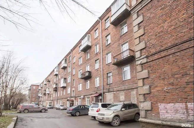 На проспекте Дзержинского уже ремонтировали ливневую канализацию, но подтопление не прекратилось | Источник: Кристина Федорова / 2ГИС