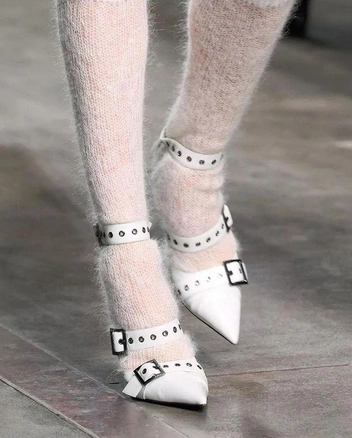 Пушистые белые колготки очень хороши для зимних образов  | Источник: ru.pinterest.com