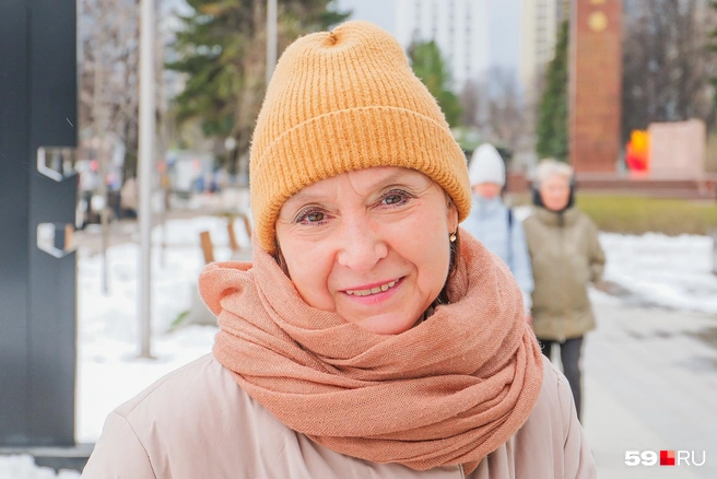 Лариса находится на пенсии и считает, что молодежи нужно поднять МРОТ | Источник: Тимофей Калмаков / 59.RU