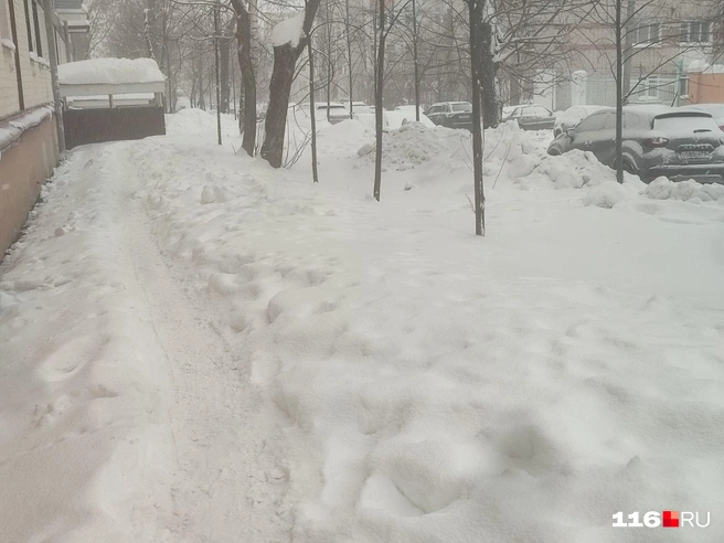 Жители домов по соседству сами расчистили себе узкую тропинку, чтобы не ходить по дороге | Источник: Дарья Сайфиева / 116.RU