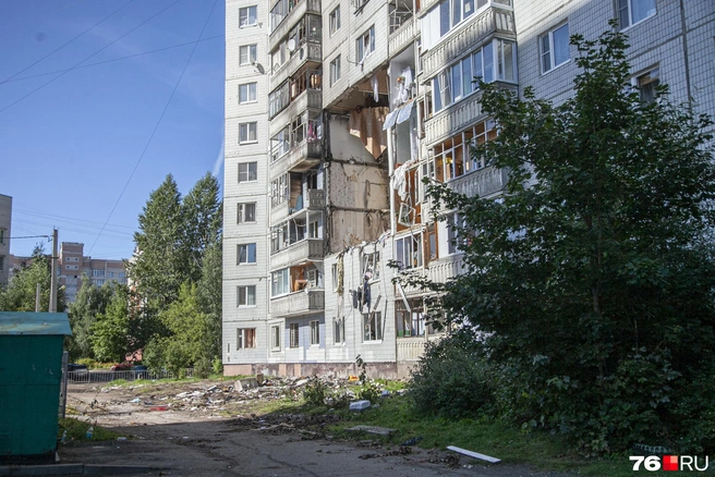 Спасатели службы выезжают разгребать завалы после взрывов и доставать людей, заблокированных в машинах после ДТП  | Источник: Александра Мамонтова / 76.RU