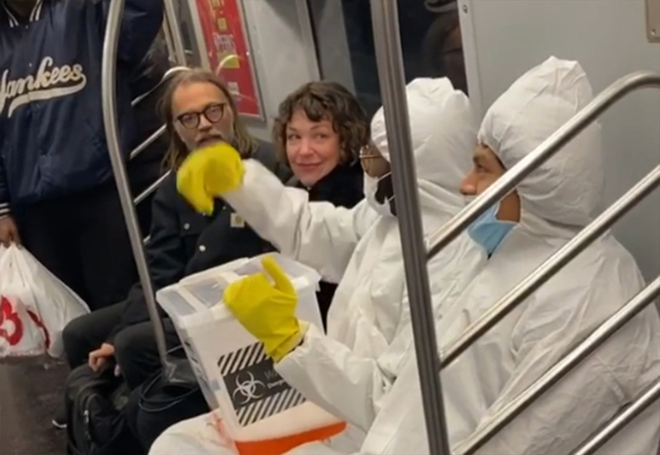 В США пранкер сделал вид, что «пролил» в вагоне метро коронавирус (видео)