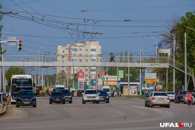 Есть даже свой надземный переход! Его бы еще благоустроить | Источник: Булат Салихов / UFA1.RU
