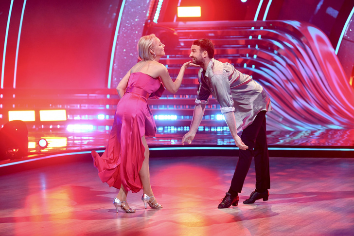 Фото №5 - Зудина в образе Кэрри Брэдшоу и похудевший Маркони: «Танцы со звездами» продолжают удивлять зрителей
