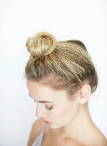 Свободный пучок убережет локоны | Источник: ru.pinterest.com