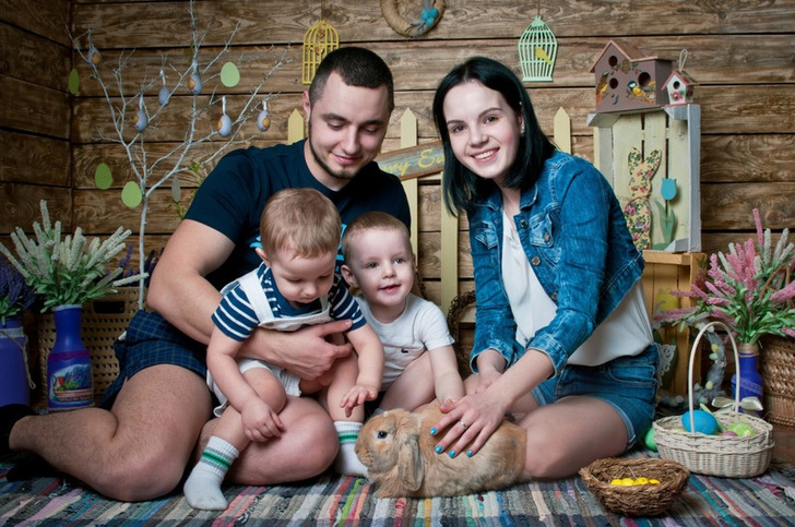 <p>Дмитрий и Маргарита Грачева с сыновьями Димой и Данилой</p>