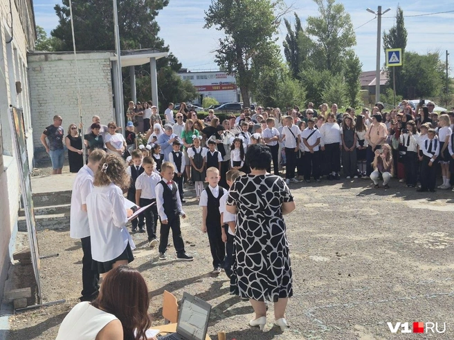 Для первоклашек сегодня был особенный день | Источник: Ирина Яковлева / V1.RU