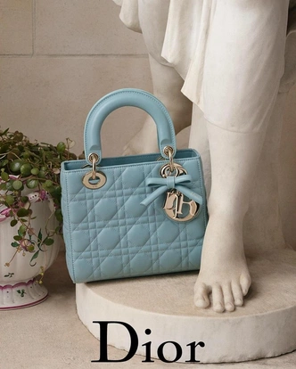 Новая сумка Lady Dior в оттенке baby blue от Джонатана Андерсона 