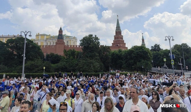 Толпы людей собрались у стен Кремля, чтобы принять участие в крестном ходе с Патриахом Кириллом | Источник: Игорь Мещанев / MSK1.RU