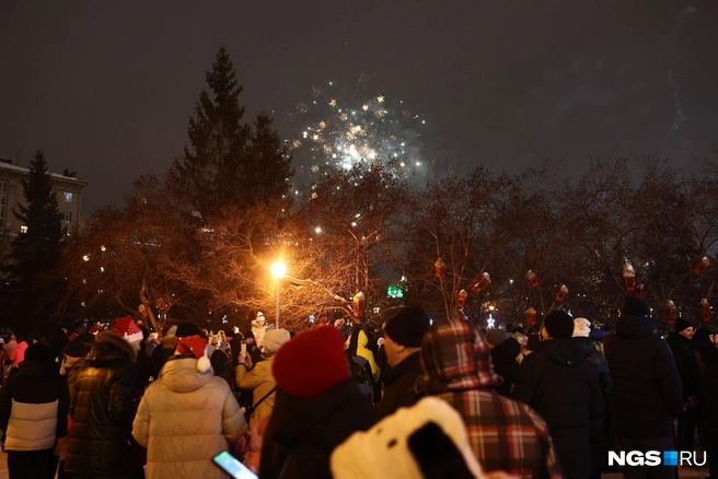 Недалеко от площади запускали фейерверки  | Источник: Александр Ощепков / NGS.RU