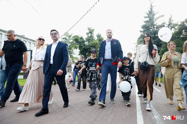 Мэр Алексей Лошкин и министр спорта Владимир Иванов пришли с семьями | Источник: Наталья Лапцевич