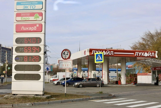 «Лукойл» продает АИ-92 по 64,01 рубля за литр, АИ-95 — по 69,94 рубля | Источник: Михаил Шилкин
