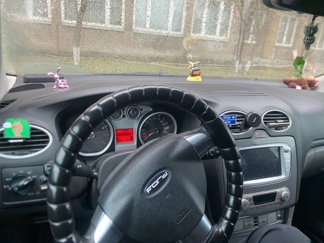 Справа от руля — «навигатор», чтобы не перепутать, а слева еще одно напоминание — «фары» | Источник: Читатель NGS24.RU