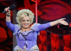 Выбежала на сцену и схватила за шею: девушка напала на Надежду Кадышеву после концерта в Иваново