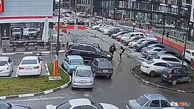 Весь конфликт между девушкой-курьером и водителем Mercedes попал за запись уличной камеры | Источник: читатель E1.RU