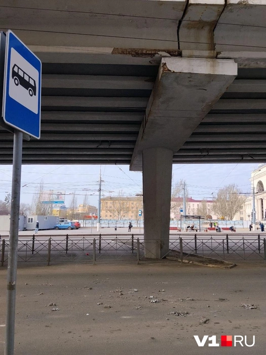 Со слов горожан, проходить под мостом крайне опасно | Источник: читатели V1.RU
