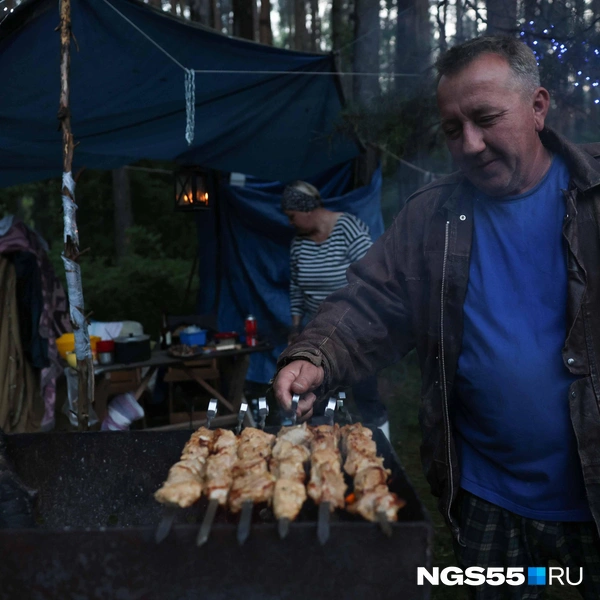 Повсюду запах дыма и жареного мяса | Источник: Евгений Софийчук / NGS55.RU