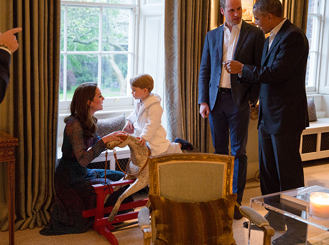 Фото №2 - Принц Джордж принял Барака Обаму в пижаме