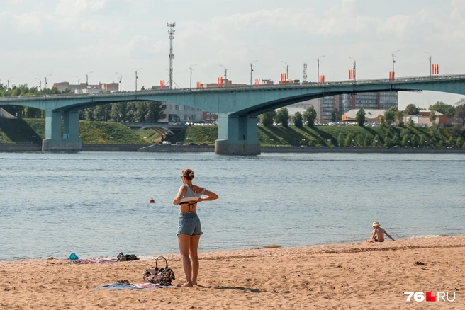 Так и хочется искупаться, но на Тверицком пляже этого делать нельзя | Источник: Александр Куренной / 76.RU