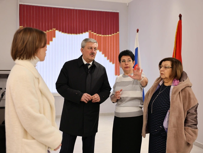 Владимир Марченко осматривает недочёты в ремонте бывшего театра кукол | Источник: Алексей Волхонский / V1.RU