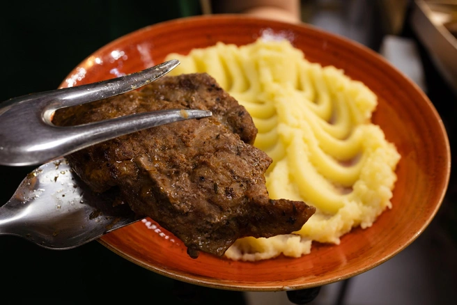 Первый посетитель заказал пюре и мясо | Источник: Ольга Миллер