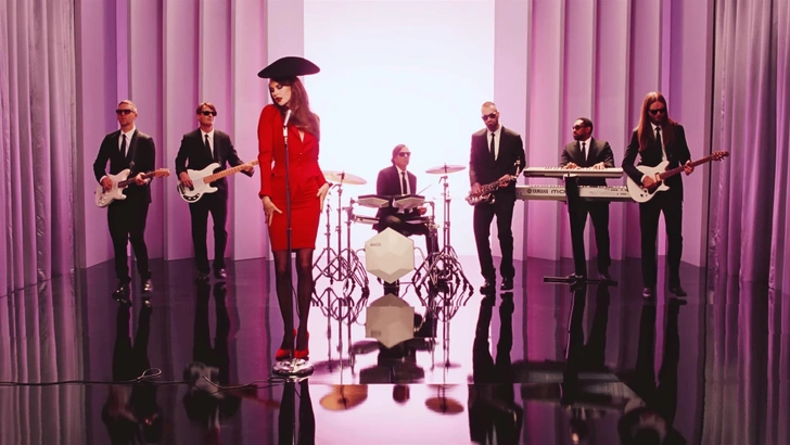 Источник: Кадр из клипа на песню All night