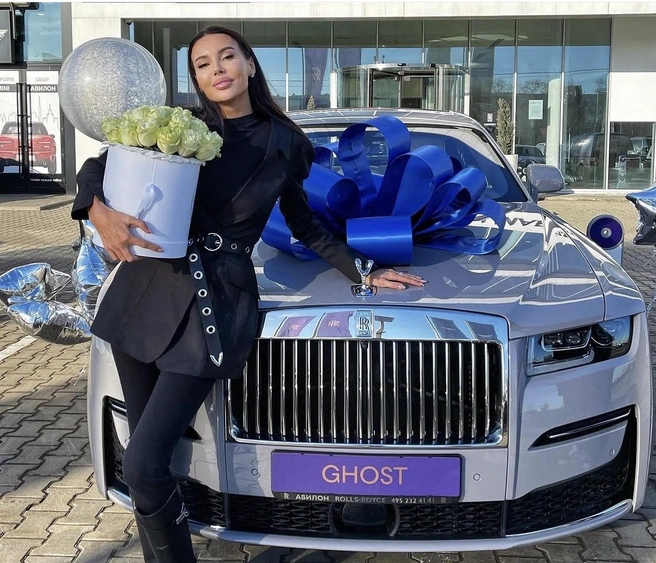 В социальных сетях семья не раз демонстрировала элитные Rolls-Royce и несколько Mercedes-Benz | Источник: samoylovaoxana / Instagram (деятельность запрещена на территории РФ)