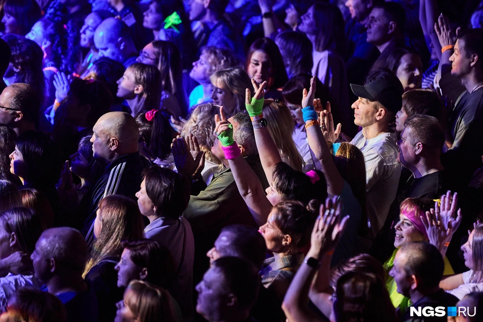 Зрители наряжались в стилистике эпохи 90-х | Источник: Александр Ощепков / NGS.RU 