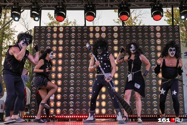 Kiss «выступили» на сцене под «свою» песню «I Was Made For Lovin' You» | Источник: Евгений Вдовин / 161.RU