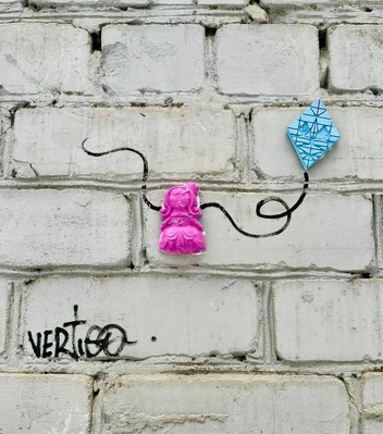 Композиции можно найти рядом с «Куйбышевцами» | Источник: Street art hunter Samara / T.me