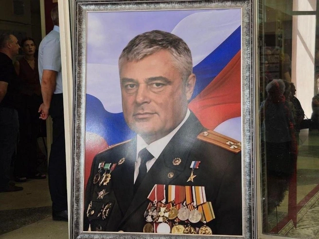 Портрет Героя России установили у входа в зал | Источник: Ирина Яковлева / V1.RU