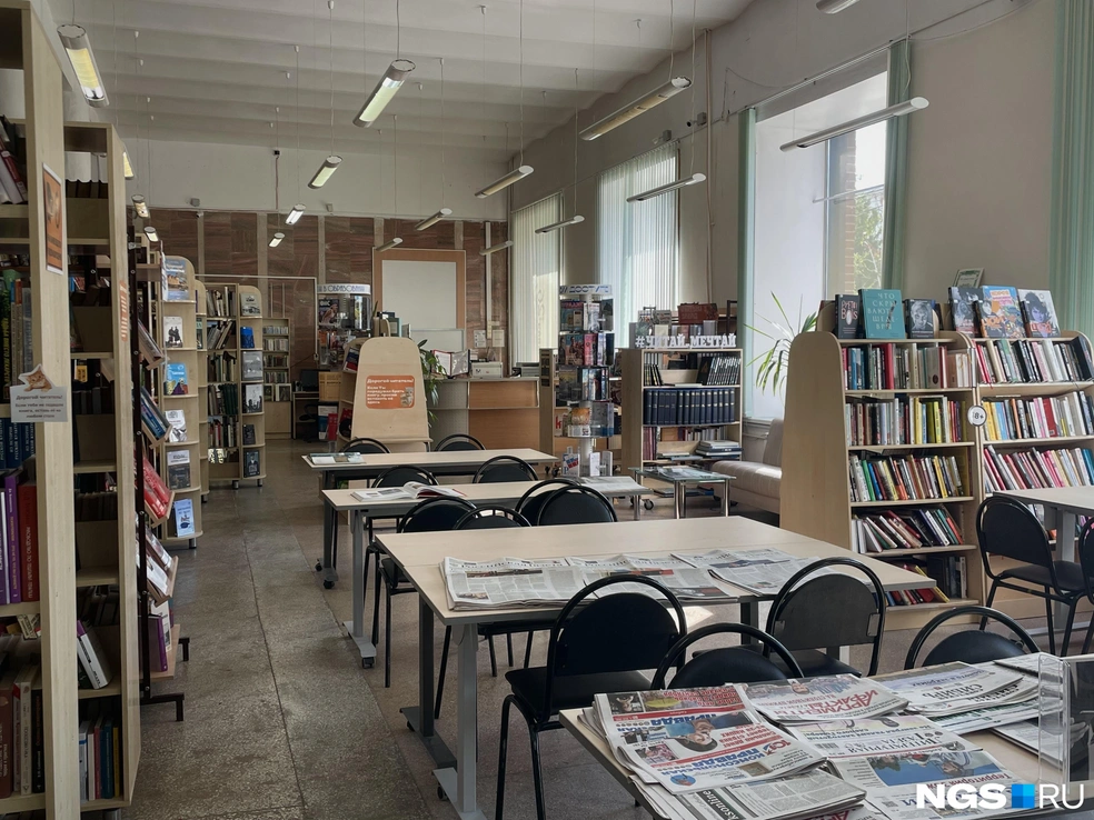 В читальный зал можно прийти позаниматься, почитать, посидеть с ноутбуком. И вовсе необязательно говорить шепотом | Источник: Алена Золотухина / NGS.RU