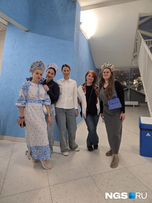На концерт Кадышевой девушки приехали из Красноярска | Источник: Елизавета Шаталова / NGS.RU