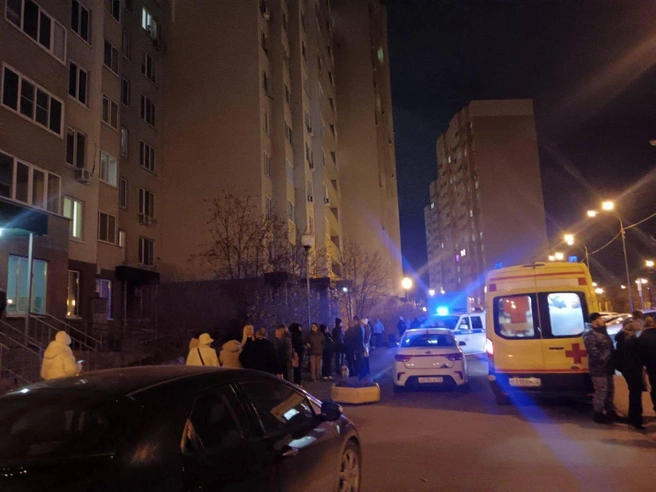 Девушка упала с высоты на улице Зелинского | Источник: Тюмень ЧС / Telegram.com