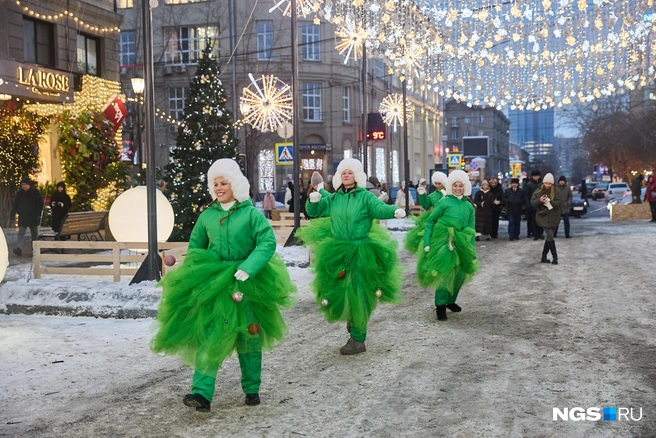 Танцовщицы нарядились в костюмы ёлок | Источник: Александр Ощепков / NGS.RU