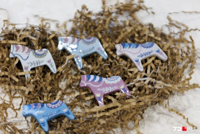 Нежные брошки-лошадки к нам пожаловали. Какая нравится вам больше всего? | Источник: Ирина Шарова / 72.RU