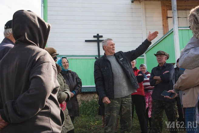 Местные жители расскажывают журналистам о дороге